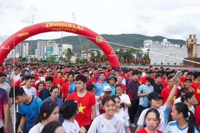 Hơn 9.000 người dân Gia Lai sôi nổi hưởng ứng 'Đi bộ cùng Việt Nam tiến bước'