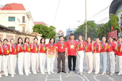 Phố phường Thủ đô rực sắc đỏ: Người dân chung bước tự hào chào mừng Quốc khánh 2/9
