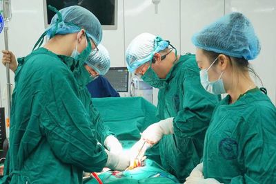 Không thể tự nhận biết bệnh, người phụ nữ mang khối u nặng 1,5kg