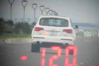 Phát hiện xe Audi 'đua tốc độ' 120km/h qua khu đông dân cư
