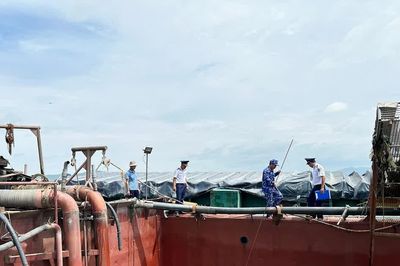 Bắt giữ phương tiện vận chuyển 200m³ cát không rõ nguồn gốc