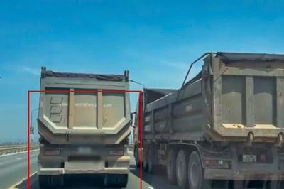 Tài xế xe đầu kéo 'rùa bò' trên cầu Thăng Long