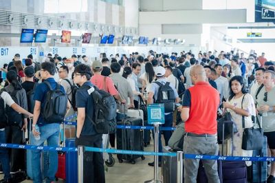 Ngày đầu kỳ nghỉ, sân bay Nội Bài đón 115.000 lượt khách
