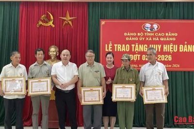 Đảng ủy xã Hà Quảng trao tặng Huy hiệu Đảng cho 9 đảng viên