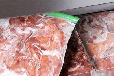 Bảo quản thịt: Cho vào tủ lạnh vẫn chưa đủ, làm theo các bước này để thịt luôn giữ được độ ngon