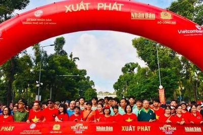 Công an TPHCM hưởng ứng hoạt động đi bộ 'Cùng Việt Nam tiến bước' năm 2026