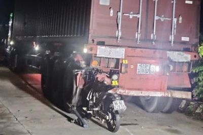Xe máy tông đuôi xe đầu kéo khiến một người tử vong