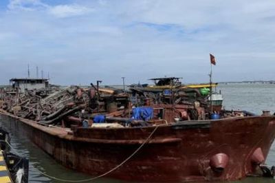 Bắt giữ tàu chở lượng lớn cát không rõ nguồn gốc trên vùng biển Cần Giờ