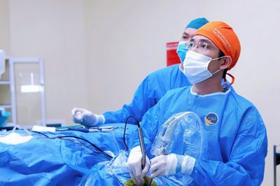 Tưởng phải ngồi xe lăn suốt đời, người phụ nữ tự đi lại nhờ hai đường mổ 1cm
