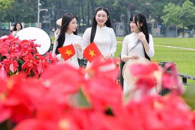 Thiếu nữ diện áo dài 'check-in' Quảng trường Ba Đình dịp 2/9