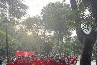 Phường Hai Bà Trưng sôi nổi hưởng ứng chương trình đi bộ 'Cùng Việt Nam tiến bước'