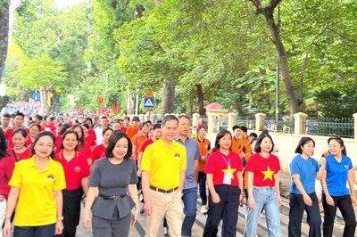Phường Kim Liên hưởng ứng thông điệp '10 tỷ bước xanh - vì Việt Nam vững bền'