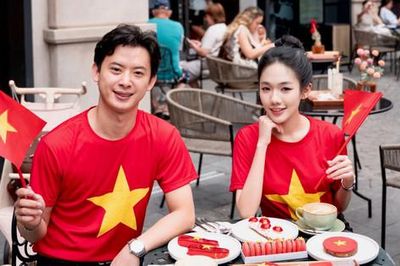 Du khách đến Bà Nà thích thú với bánh Eric Kayser lấy cảm hứng từ cờ đỏ sao vàng