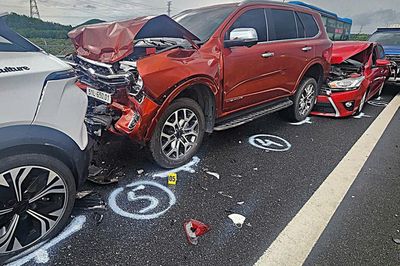 2 vụ tai nạn liên hoàn khiến 11 xe hư hỏng: Tài xế cùng mắc một lỗi