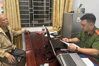 Bắt Lê Văn Sáu, 61 tuổi ở Phú Thọ, cầm dao ném đá chống đối công an