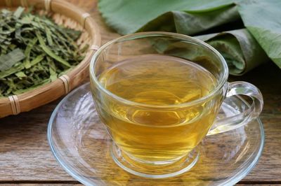Trà lá sen: Ai nên uống và dùng thế nào để an toàn?