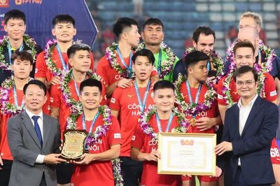 Khoảnh khắc ăn mừng Siêu Cúp Quốc gia của các cầu thủ CLB Công an Hà Nội