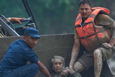 Thoát chết trong gang tấc, những người may mắn sống sót kể lại thảm họa lũ quét kinh hoàng ở Nepal