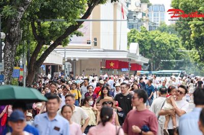Hà Nội: Hồ Gươm, Hỏa Lò tấp nập người tham quan dịp 2/9