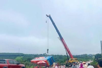 Thủ tướng yêu cầu khẩn trương khắc phục hậu quả vụ lật xe ô tô chở khách tại Gia Lai