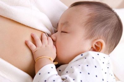 Cách nhận biết trẻ đã bú đủ mà không cần đếm từng ml sữa