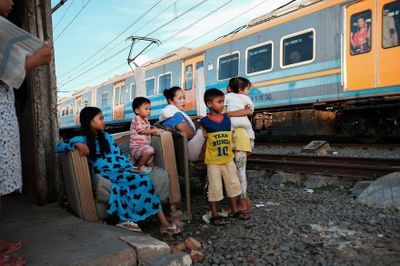 Jakarta di tản những khu nhà ven đường tàu