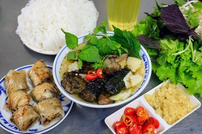 Cảnh báo cho những người hay ăn rau sống