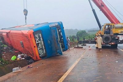 Gia Lai: Lật xe khách giường nằm, 1 người tử vong