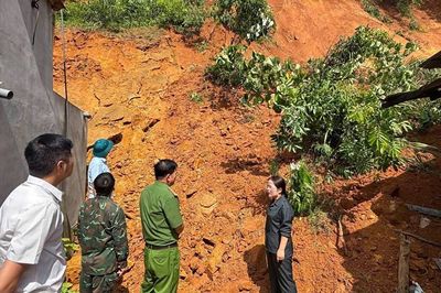Lượng lớn đất đá sạt lở xuyên thủng tường nhà dân ở xã miền núi Thái Nguyên