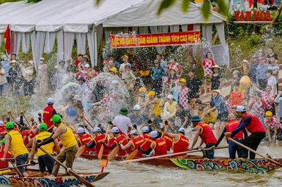 Vì sao hai đội thuyền bơi ở xã Lệ Thuỷ bị xử lý kỷ luật?