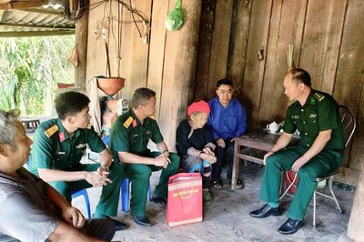 Điện Biên: Thăm, tặng quà mẹ liệt sĩ Thào A Lang dịp Quốc khánh 2.9