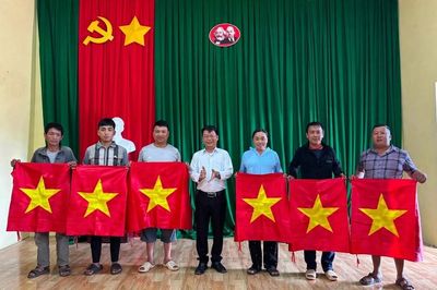 1.000 lá cờ Tổ quốc đến với người dân nơi địa đầu Lũng Cú