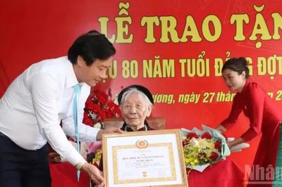 14.654 đảng viên tỉnh Phú Thọ được trao Huy hiệu Đảng dịp 2/9