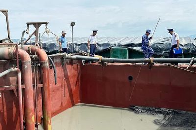 Cảnh sát biển phát hiện tàu chở 200m³ cát không rõ nguồn gốc