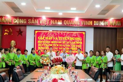 Tuyên Quang tuyên dương đội bóng đá nữ Lâm Bình đạt thành tích cao tại giải các dân tộc thiểu số