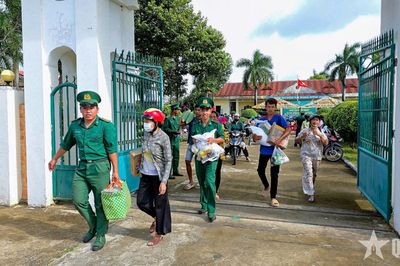 Cần Thơ: 'Gian hàng 0 đồng' ấm tình quân dân