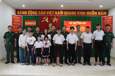 Ấm áp chương trình 'Nâng bước em tới trường - Con nuôi biên phòng'