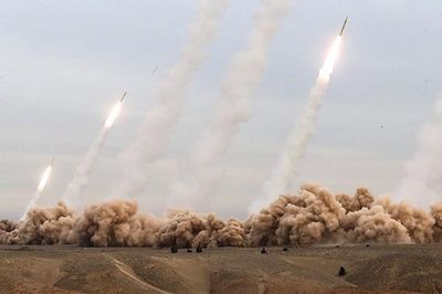 Iran phóng tên lửa tấn công các căn cứ của Mỹ tại Jordan và UAE