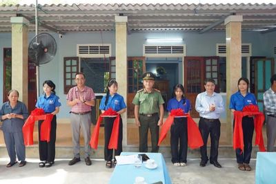 Bàn giao nhà nghĩa tình cho gia đình có công với cách mạng, thân nhân liệt sĩ