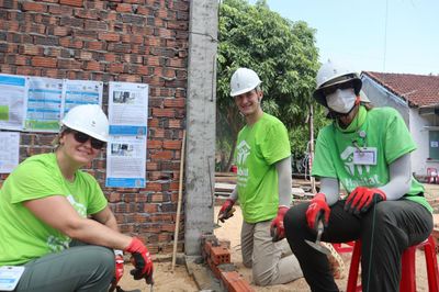 Tình nguyện viên quốc tế xây dựng nhà cho người dân vùng dễ tổn thương bởi thiên tai