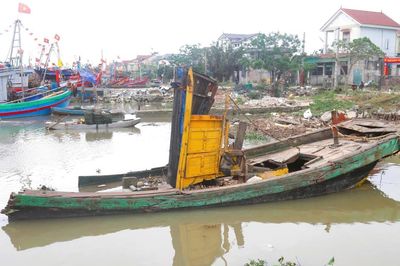 'Nghĩa địa' tàu cá trong âu thuyền