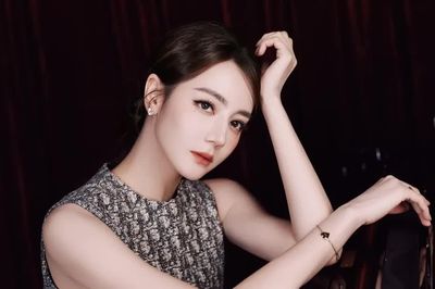 Dáng vẻ nghệ sĩ piano của Địch Lệ Nhiệt Ba khiến cõi mạng 'mê đắm'
