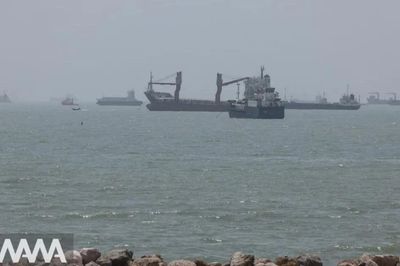Siêu tàu chở dầu trúng thủy lôi, bốc cháy ở eo biển Hormuz