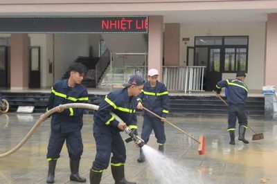 Công an TP Huế dọn dẹp trường mới xây, giúp học sinh vùng cao kịp ngày khai giảng