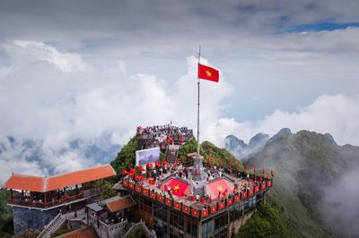 Du khách xúc động dự lễ thượng cờ linh thiêng trên đỉnh Fansipan dịp 2/9