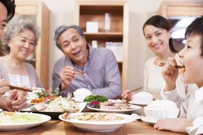 Bài học vô giá cho trẻ từ bữa cơm gia đình