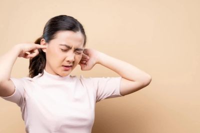 Tác hại không ngờ từ thói quen ngoáy tai