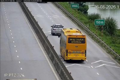 Giữ khoảng cách với xe liền trước để hình thành thói quen an toàn