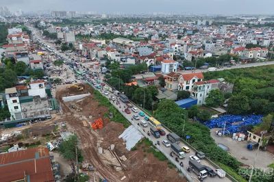 Quốc lộ 6 ùn tắc kéo dài, người dân chật vật di chuyển qua đại công trường