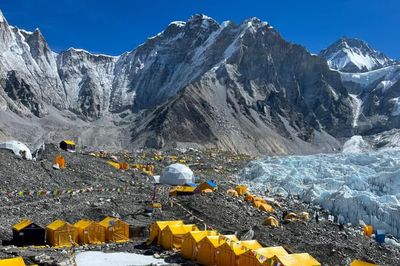 Đỉnh Everest mất 2.500 tấn băng mỗi năm vì hoạt động leo núi